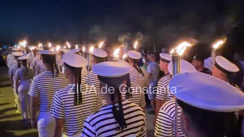 foto video spectacol pe faleza din constanta marinarii militari au incheiat ziua marinei cu retragerea foto video spectacol pe faleza din constanta marinarii militari au incheiat ziua marinei cu retragerea