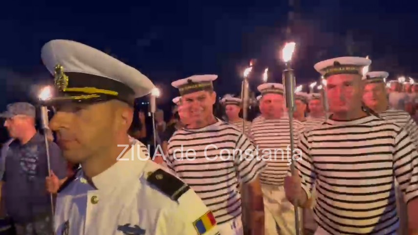 foto video spectacol pe faleza din constanta marinarii militari au incheiat ziua marinei cu retragerea foto video spectacol pe faleza din constanta marinarii militari au incheiat ziua marinei cu retragerea