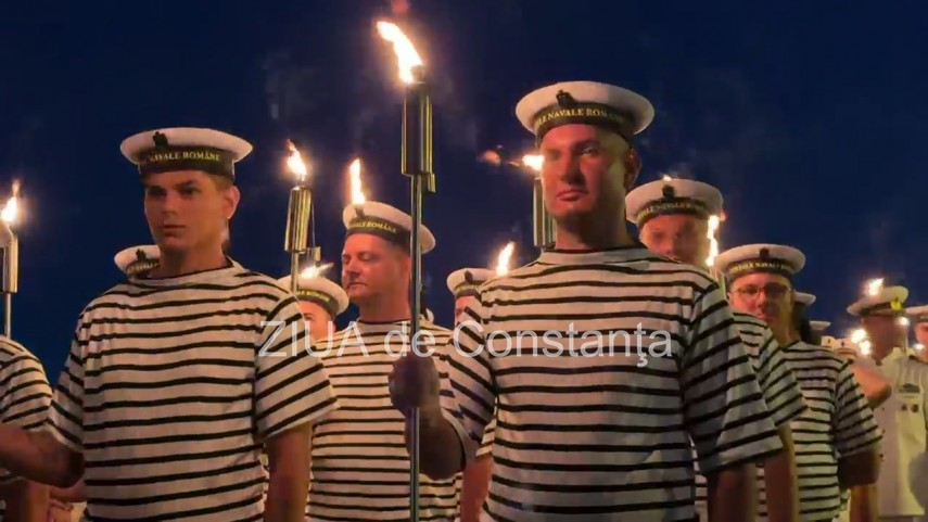 foto video spectacol pe faleza din constanta marinarii militari au incheiat ziua marinei cu retragerea foto video spectacol pe faleza din constanta marinarii militari au incheiat ziua marinei cu retragerea