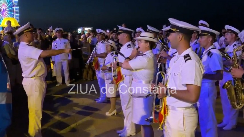 foto video spectacol pe faleza din constanta marinarii militari au incheiat ziua marinei cu retragerea foto video spectacol pe faleza din constanta marinarii militari au incheiat ziua marinei cu retragerea