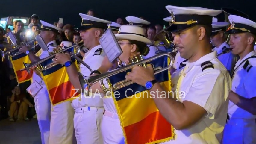 foto video spectacol pe faleza din constanta marinarii militari au incheiat ziua marinei cu retragerea foto video spectacol pe faleza din constanta marinarii militari au incheiat ziua marinei cu retragerea