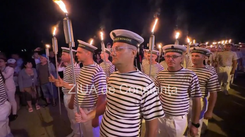 foto video spectacol pe faleza din constanta marinarii militari au incheiat ziua marinei cu retragerea foto video spectacol pe faleza din constanta marinarii militari au incheiat ziua marinei cu retragerea