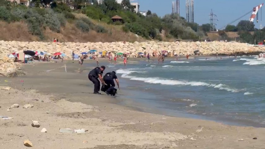 foto video stiri constanta momentul in care jandarmii ridica obiectul suspect de pe plaja din eforie foto video stiri constanta momentul in care jandarmii ridica obiectul suspect de pe plaja din eforie