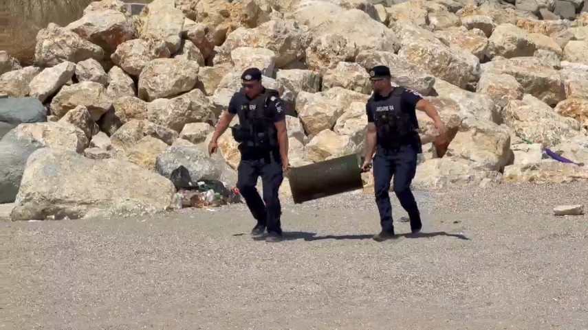 foto video stiri constanta momentul in care jandarmii ridica obiectul suspect de pe plaja din eforie foto video stiri constanta momentul in care jandarmii ridica obiectul suspect de pe plaja din eforie