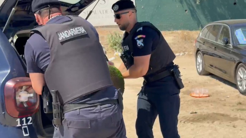 foto video stiri constanta momentul in care jandarmii ridica obiectul suspect de pe plaja din eforie foto video stiri constanta momentul in care jandarmii ridica obiectul suspect de pe plaja din eforie