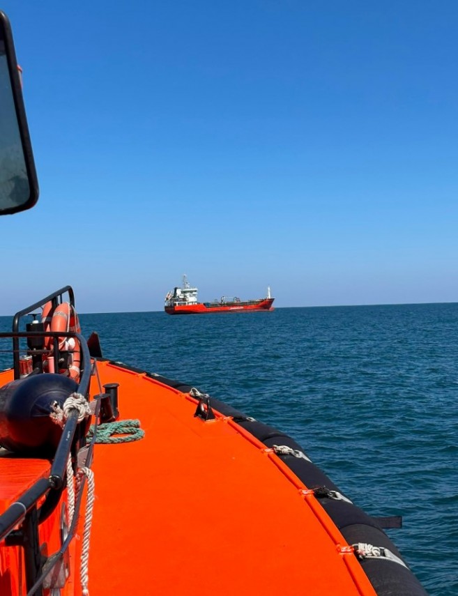 foto video interventie de urgenta pe marea neagra un marinar indian preluat de o ambarcatiune arsvom foto video interventie de urgenta pe marea neagra un marinar indian preluat de o ambarcatiune arsvom