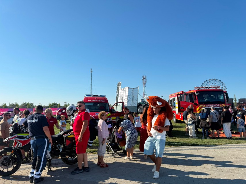 foto prezentare de tehnica forte si dotari specifice organizata de isu dobrogea la festivalul nibiru foto prezentare de tehnica forte si dotari specifice organizata de isu dobrogea la festivalul nibiru