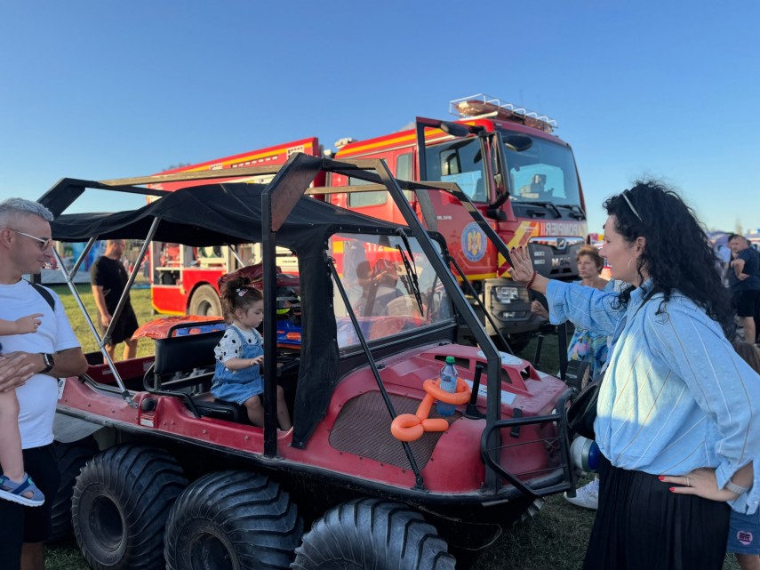 foto prezentare de tehnica forte si dotari specifice organizata de isu dobrogea la festivalul nibiru foto prezentare de tehnica forte si dotari specifice organizata de isu dobrogea la festivalul nibiru