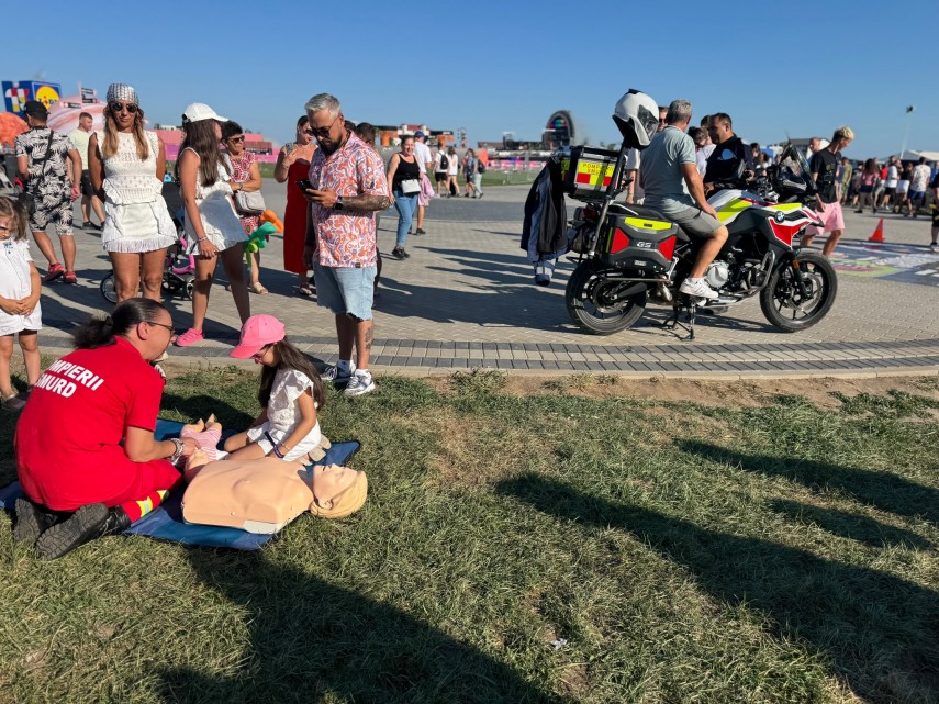 foto prezentare de tehnica forte si dotari specifice organizata de isu dobrogea la festivalul nibiru foto prezentare de tehnica forte si dotari specifice organizata de isu dobrogea la festivalul nibiru
