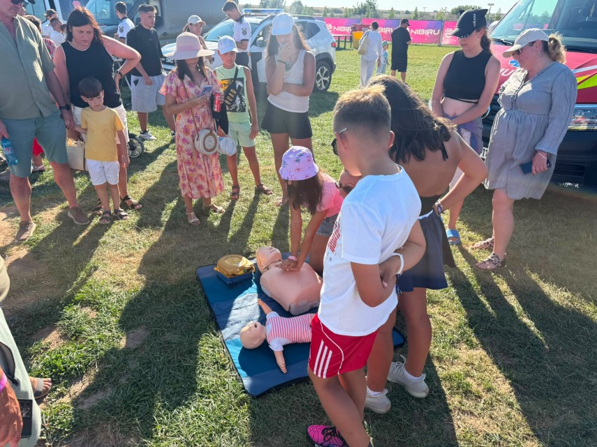 foto prezentare de tehnica forte si dotari specifice organizata de isu dobrogea la festivalul nibiru foto prezentare de tehnica forte si dotari specifice organizata de isu dobrogea la festivalul nibiru