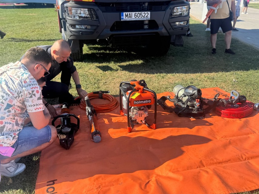 foto prezentare de tehnica forte si dotari specifice organizata de isu dobrogea la festivalul nibiru foto prezentare de tehnica forte si dotari specifice organizata de isu dobrogea la festivalul nibiru
