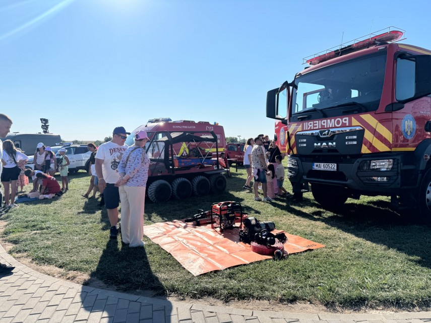 foto prezentare de tehnica forte si dotari specifice organizata de isu dobrogea la festivalul nibiru foto prezentare de tehnica forte si dotari specifice organizata de isu dobrogea la festivalul nibiru