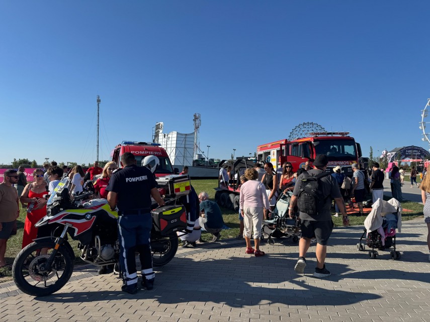 foto prezentare de tehnica forte si dotari specifice organizata de isu dobrogea la festivalul nibiru foto prezentare de tehnica forte si dotari specifice organizata de isu dobrogea la festivalul nibiru