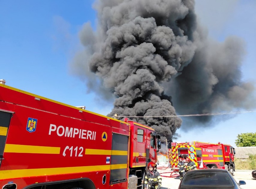 foto video incendiu violent in apropierea rafdinariei luk oil din judetul prahova a fost transmis nmesaj foto video incendiu violent in apropierea rafdinariei luk oil din judetul prahova a fost transmis nmesaj