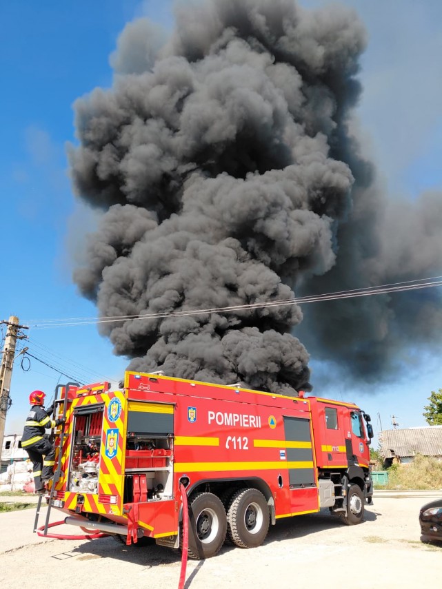 foto video incendiu violent in apropierea rafdinariei luk oil din judetul prahova a fost transmis nmesaj foto video incendiu violent in apropierea rafdinariei luk oil din judetul prahova a fost transmis nmesaj