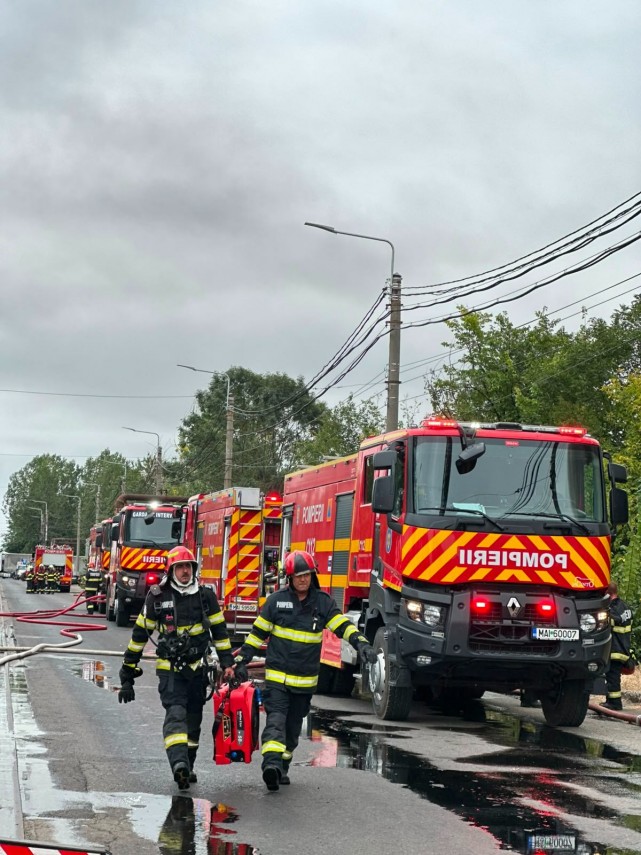 foto video incendiu violent in apropierea rafdinariei luk oil din judetul prahova a fost transmis nmesaj foto video incendiu violent in apropierea rafdinariei luk oil din judetul prahova a fost transmis nmesaj