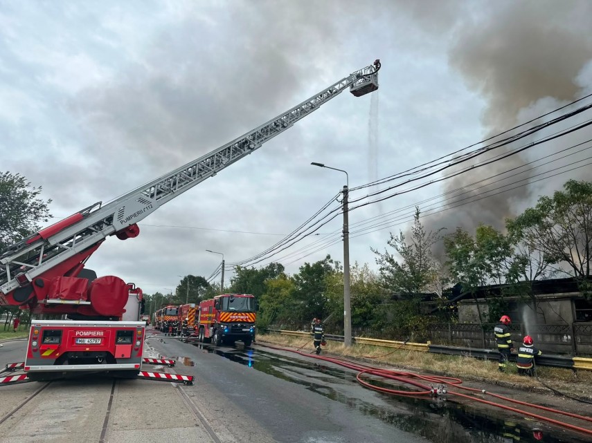 foto video incendiu violent in apropierea rafdinariei luk oil din judetul prahova a fost transmis nmesaj foto video incendiu violent in apropierea rafdinariei luk oil din judetul prahova a fost transmis nmesaj