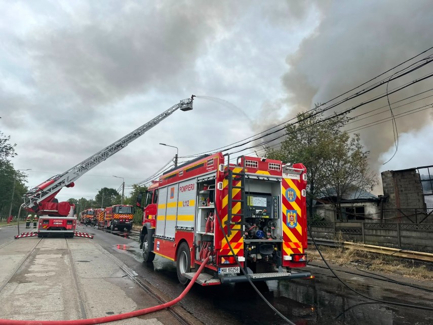 foto video incendiu violent in apropierea rafdinariei luk oil din judetul prahova a fost transmis nmesaj foto video incendiu violent in apropierea rafdinariei luk oil din judetul prahova a fost transmis nmesaj