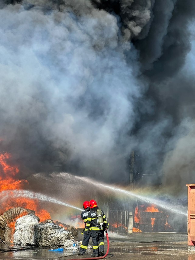foto video incendiu violent in apropierea rafdinariei luk oil din judetul prahova a fost transmis nmesaj foto video incendiu violent in apropierea rafdinariei luk oil din judetul prahova a fost transmis nmesaj