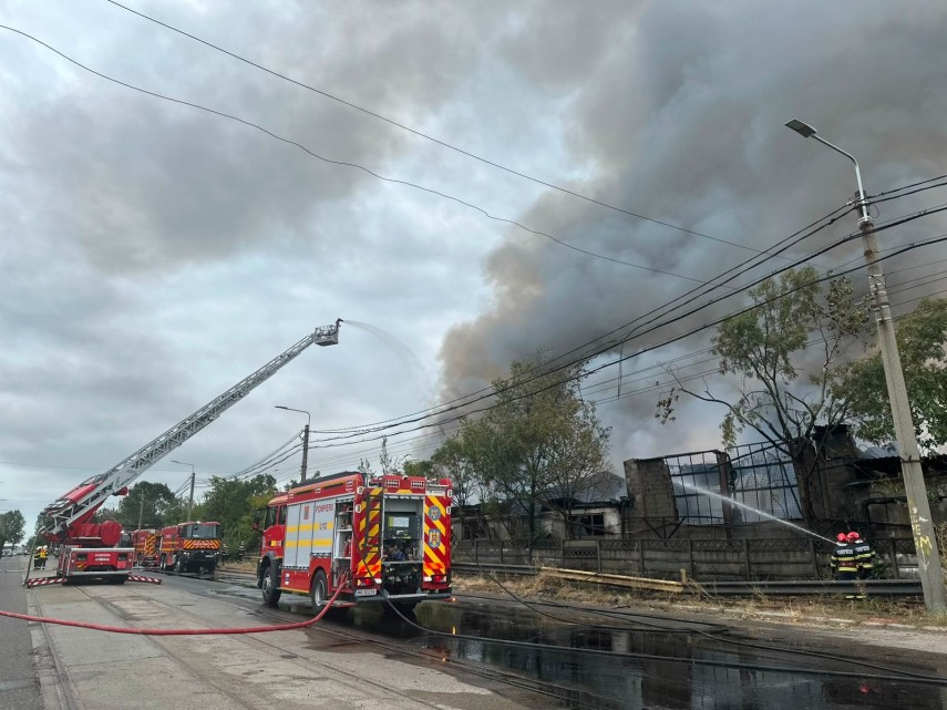 foto video incendiu violent in apropierea rafdinariei luk oil din judetul prahova a fost transmis nmesaj foto video incendiu violent in apropierea rafdinariei luk oil din judetul prahova a fost transmis nmesaj