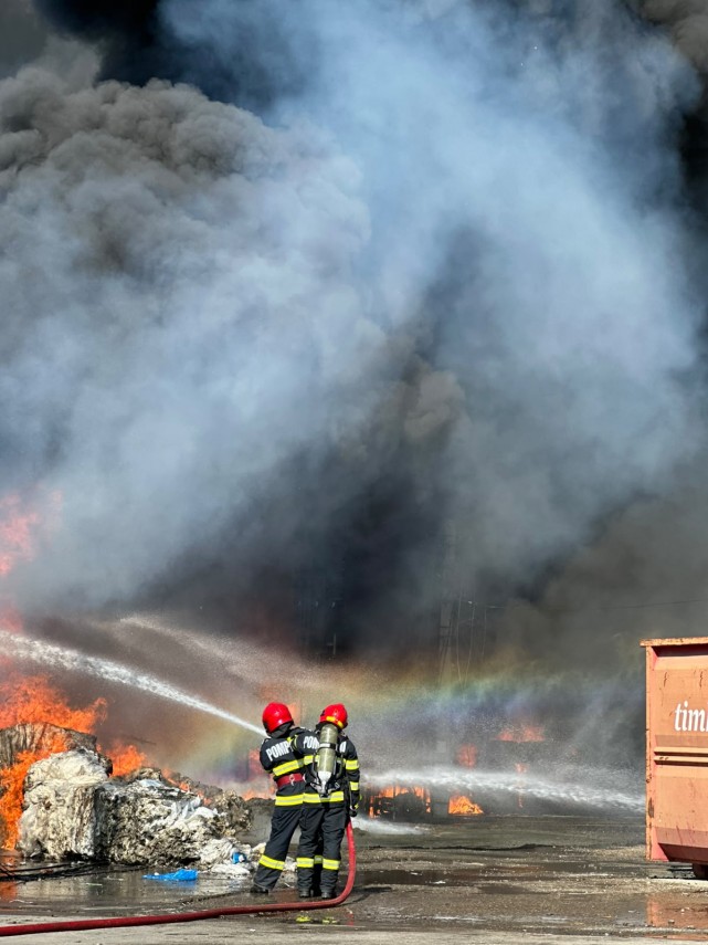 foto video incendiu violent in apropierea rafdinariei luk oil din judetul prahova a fost transmis nmesaj foto video incendiu violent in apropierea rafdinariei luk oil din judetul prahova a fost transmis nmesaj