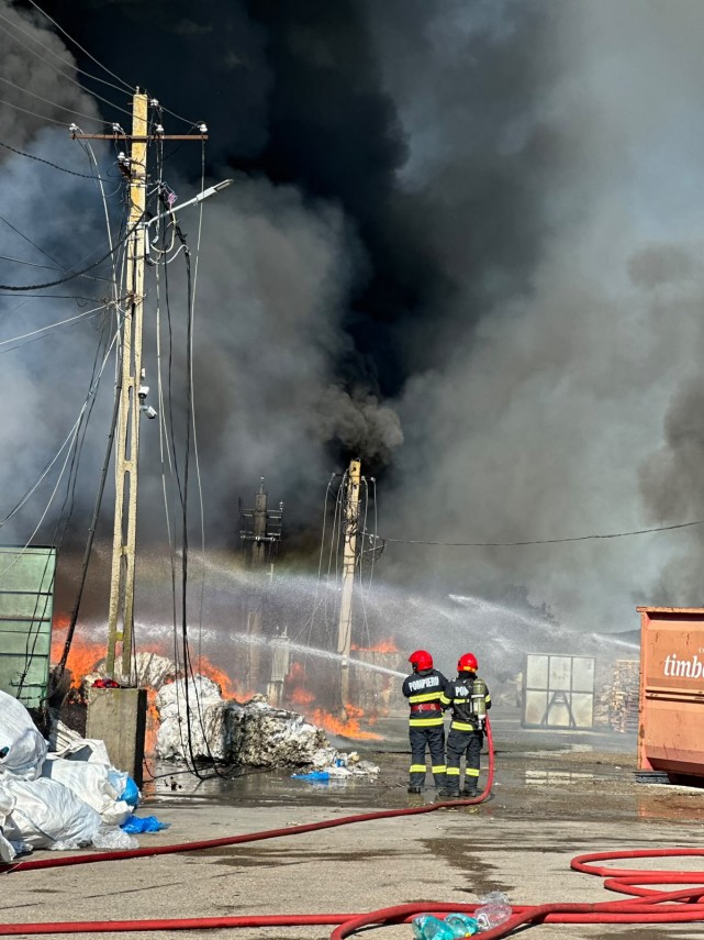 foto video incendiu violent in apropierea rafdinariei luk oil din judetul prahova a fost transmis nmesaj foto video incendiu violent in apropierea rafdinariei luk oil din judetul prahova a fost transmis nmesaj