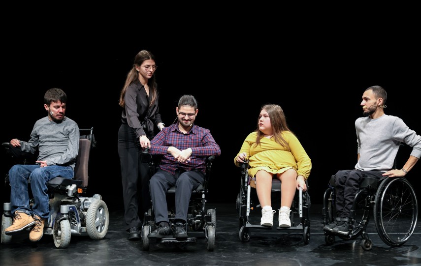 actori profesionisti si persoane cu dizabilitati impreuna pe scena seas in cadrul spectacolului nicio actori profesionisti si persoane cu dizabilitati impreuna pe scena seas in cadrul spectacolului nicio