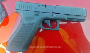 VIDEO Pistol airsoft și muniție, descoperite ascunse într-un microbuz din Republica Moldova, la Botoșani 
