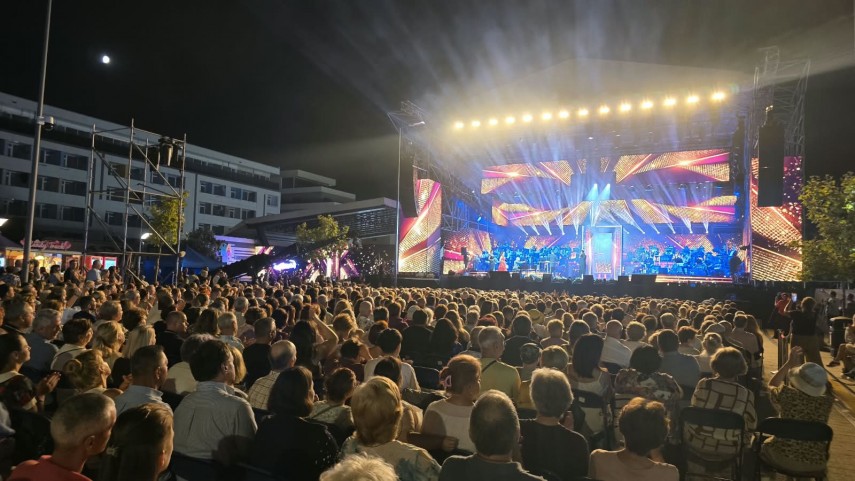 paula seling si alexandru gorgos au castigat marele trofeu al festivalului national de muzica usoara paula seling si alexandru gorgos au castigat marele trofeu al festivalului national de muzica usoara
