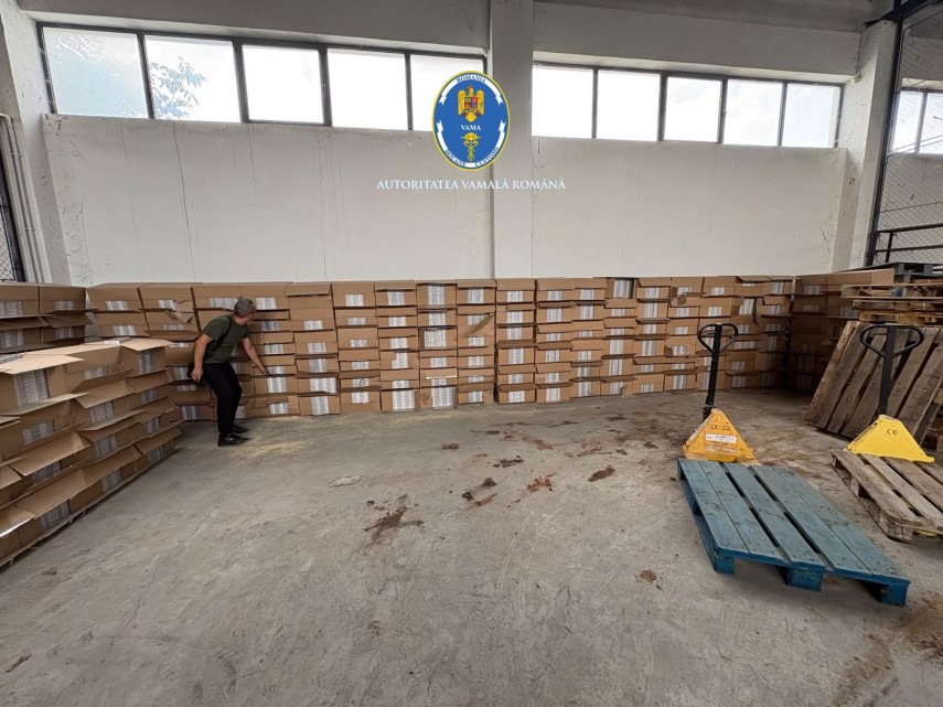 foto peste 3 3 milioane de tigarete de contrabanda ascunse printre cutii cu peste si incaltaminte descoperite foto peste 3 3 milioane de tigarete de contrabanda ascunse printre cutii cu peste si incaltaminte descoperite