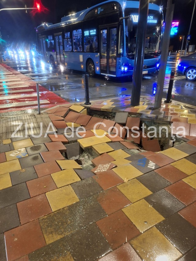 foto video trotuar surpat la intersectia icil din constanta pe fondul vremii instabile un crater periculos foto video trotuar surpat la intersectia icil din constanta pe fondul vremii instabile un crater periculos