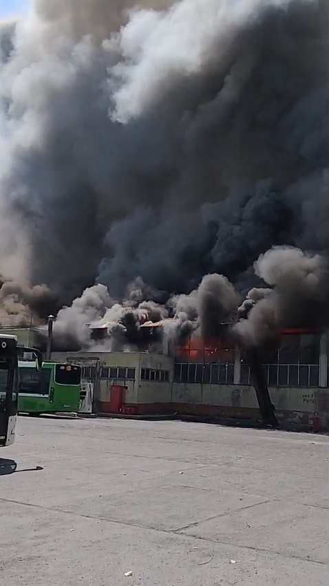 foto video incendiu violent la o hala din cadrul autobazei stb ferentari bucuresti 951188 foto video incendiu violent la o hala din cadrul autobazei stb ferentari bucuresti 951188