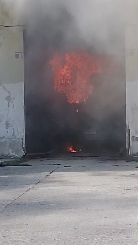 foto video incendiu violent la o hala din cadrul autobazei stb ferentari bucuresti 951188 foto video incendiu violent la o hala din cadrul autobazei stb ferentari bucuresti 951188