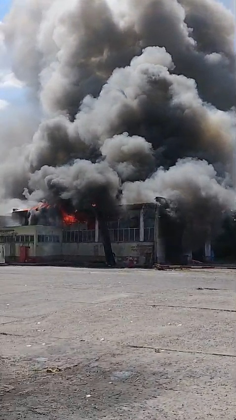 foto video incendiu violent la o hala din cadrul autobazei stb ferentari bucuresti 951188 foto video incendiu violent la o hala din cadrul autobazei stb ferentari bucuresti 951188