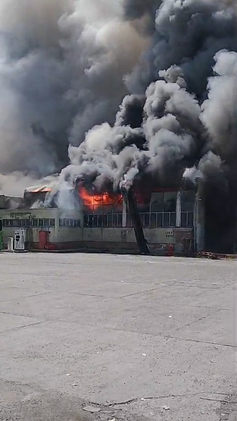 foto video incendiu violent la o hala din cadrul autobazei stb ferentari bucuresti 951188 foto video incendiu violent la o hala din cadrul autobazei stb ferentari bucuresti 951188
