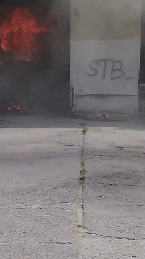 foto video incendiu violent la o hala din cadrul autobazei stb ferentari bucuresti 951188 foto video incendiu violent la o hala din cadrul autobazei stb ferentari bucuresti 951188