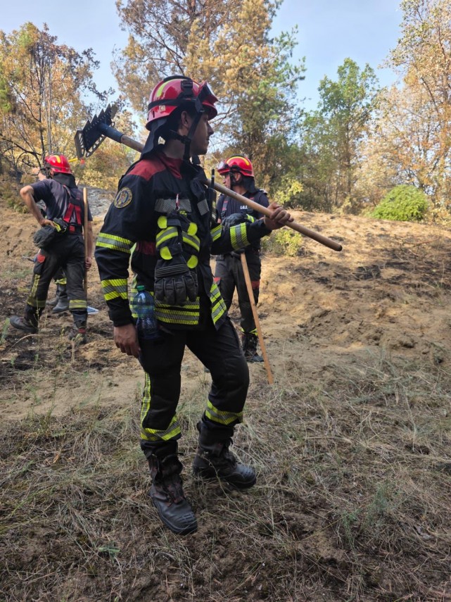 foto pompierii romani lupta cu incendiile din serbia au deschis un drum de sapte kilometri printr o zona foto pompierii romani lupta cu incendiile din serbia au deschis un drum de sapte kilometri printr o zona