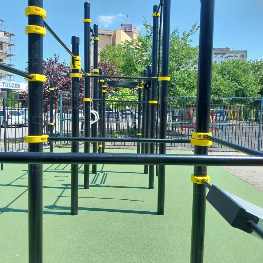foto spatiu pentru calisthenics si mini teren de fotbal amenajate in zona strada garii autogara din tulcea foto spatiu pentru calisthenics si mini teren de fotbal amenajate in zona strada garii autogara din tulcea