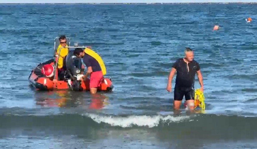 Știri Constanta azi: FOTO-VIDEO. Mobilizare la Costinesti dupa ce o persoana ar fi disparut in mare  