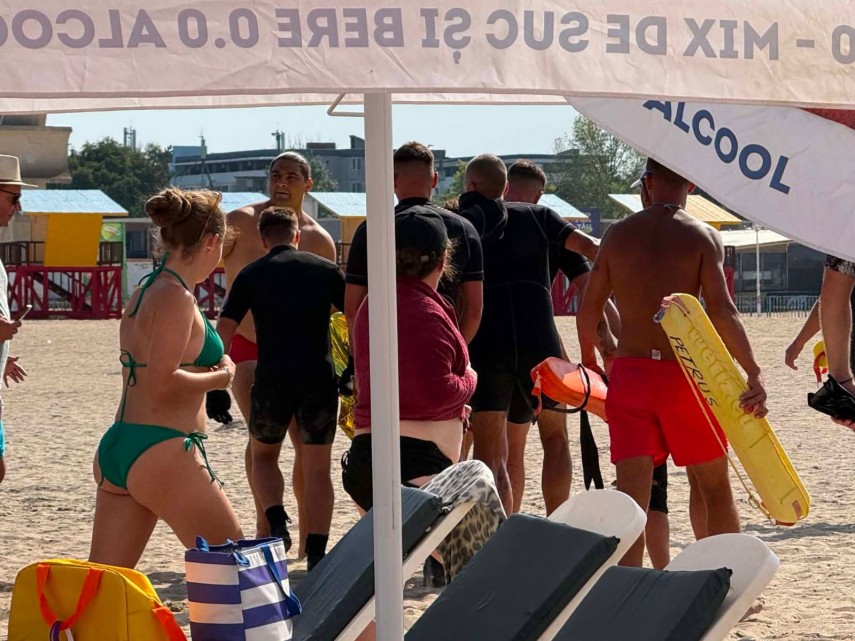foto barbatul disparut in apele marii negre la costinesti a fost gasit interventie dificila a scafandrilor foto barbatul disparut in apele marii negre la costinesti a fost gasit interventie dificila a scafandrilor