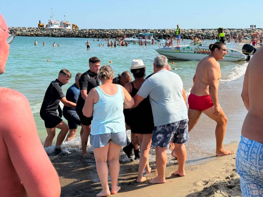 foto barbatul disparut in apele marii negre la costinesti a fost gasit interventie dificila a scafandrilor foto barbatul disparut in apele marii negre la costinesti a fost gasit interventie dificila a scafandrilor