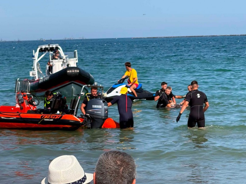 foto barbatul disparut in apele marii negre la costinesti a fost gasit interventie dificila a scafandrilor foto barbatul disparut in apele marii negre la costinesti a fost gasit interventie dificila a scafandrilor