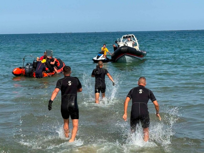 foto barbatul disparut in apele marii negre la costinesti a fost gasit interventie dificila a scafandrilor foto barbatul disparut in apele marii negre la costinesti a fost gasit interventie dificila a scafandrilor