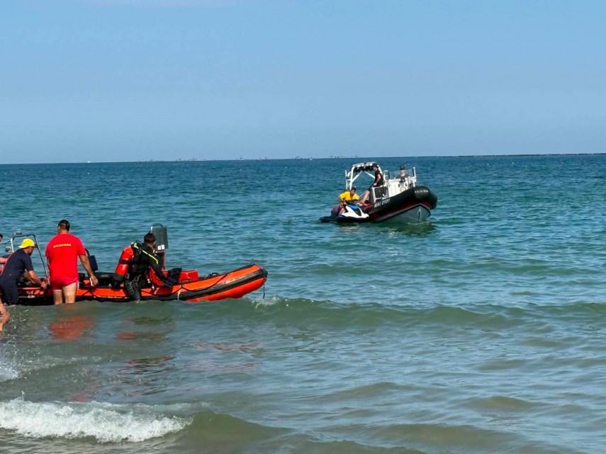 foto barbatul disparut in apele marii negre la costinesti a fost gasit interventie dificila a scafandrilor foto barbatul disparut in apele marii negre la costinesti a fost gasit interventie dificila a scafandrilor
