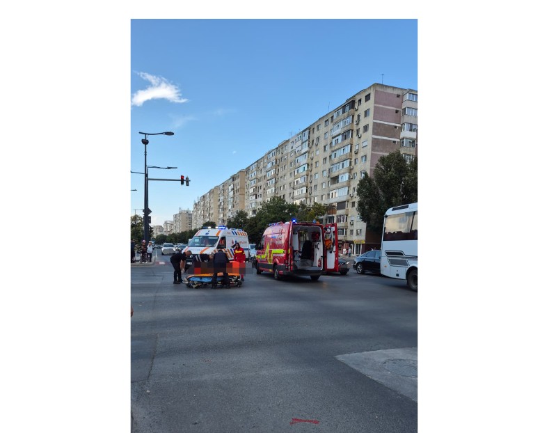 FOTO: Femeie lovita de o masina pe trecerea de pietoni, in zona Casei de Cultura din Constanta   