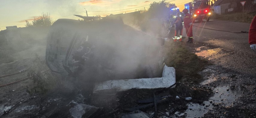 foto tragedie pe sosea la primele ore ale diminetii in romania doua victime carbonizate intr o masina foto tragedie pe sosea la primele ore ale diminetii in romania doua victime carbonizate intr o masina