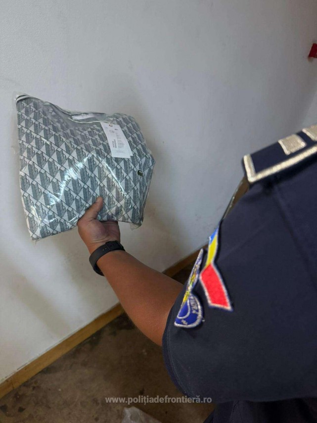 foto peste 7 800 de produse suspectate a fi contrafacute descoperite in autocare pe ruta turcia romania foto peste 7 800 de produse suspectate a fi contrafacute descoperite in autocare pe ruta turcia romania
