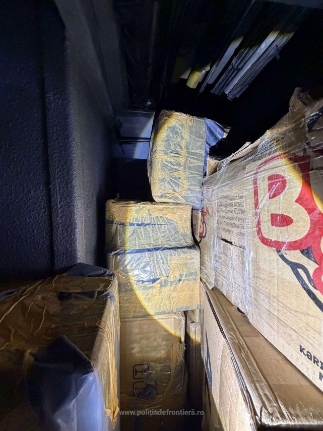foto peste 7 800 de produse suspectate a fi contrafacute descoperite in autocare pe ruta turcia romania foto peste 7 800 de produse suspectate a fi contrafacute descoperite in autocare pe ruta turcia romania