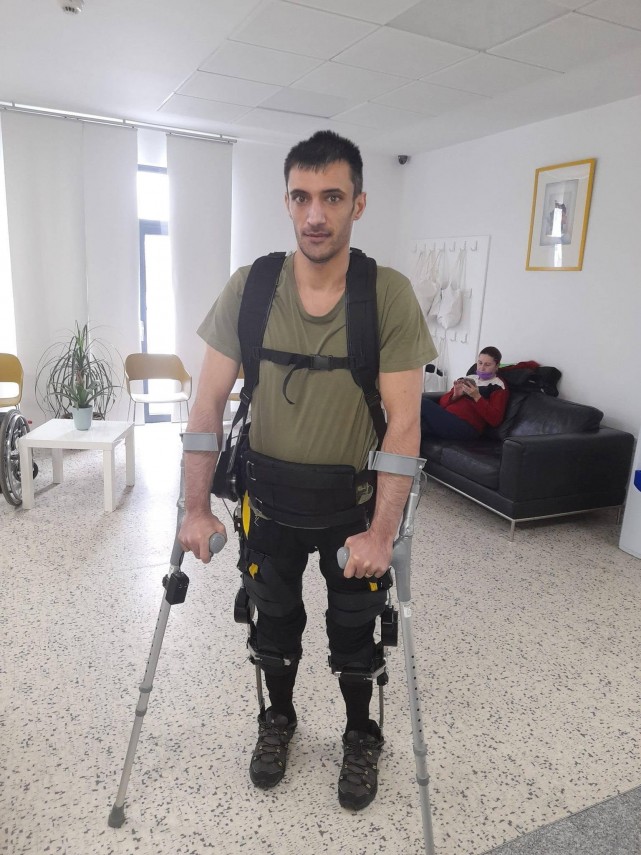La 36 de ani, Valentin lupta sa mearga din nou. Familia cere ajutor pentru recuperarea tanarului tata din Constanta