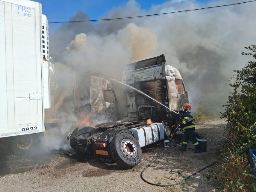 stiri romania trei autotrenuri au luat foc unul dintre ele a ars in totalitate foto 952207 stiri romania trei autotrenuri au luat foc unul dintre ele a ars in totalitate foto 952207